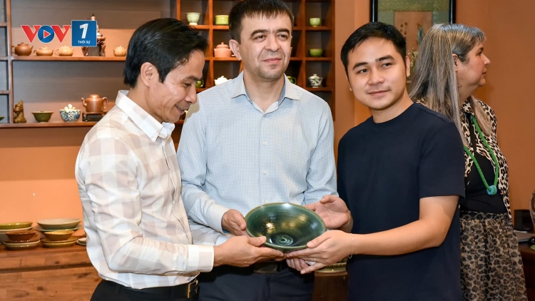 Nghệ nhân trẻ mang làn gió mới cho gốm sứ Bát Tràng