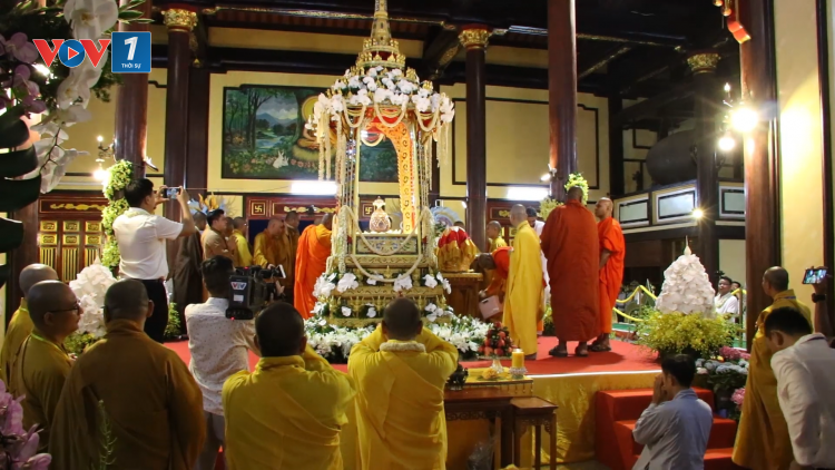 Hàng ngàn người chiêm bái xá lợi Phật tại Đà Nẵng