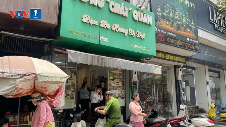 Đoàn kiểm tra liên ngành thành phố Hà Nội kiểm tra đột xuất quán lòng xe điếu.