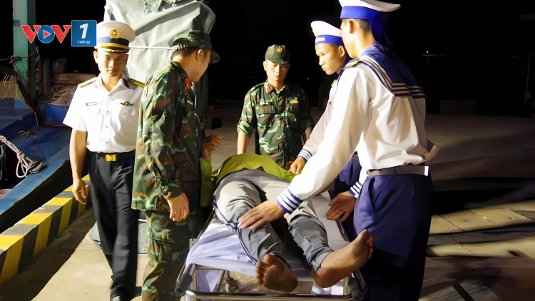 Đảo Trường Sa cấp cứu thành công ngư dân trong đêm