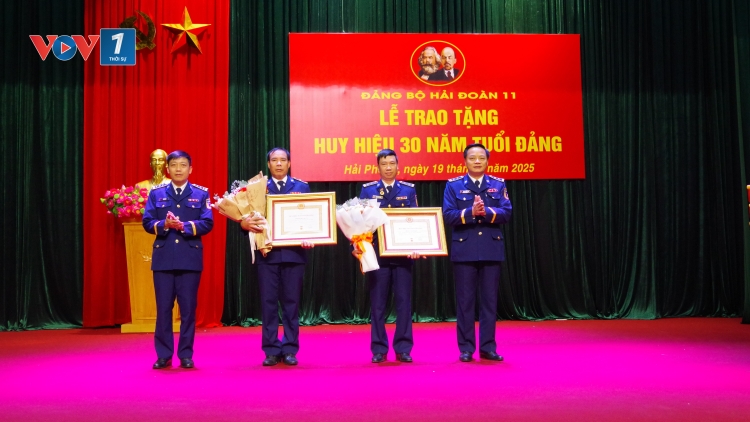 Hải đoàn 11 trao huy hiệu 30 năm tuổi đảng cho các đảng viên
