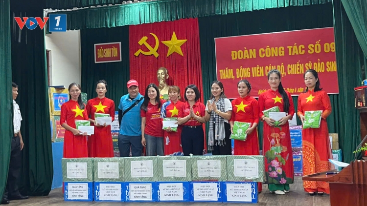 Duyên dáng áo dài cờ đỏ sao vàng trên đảo Trường Sa