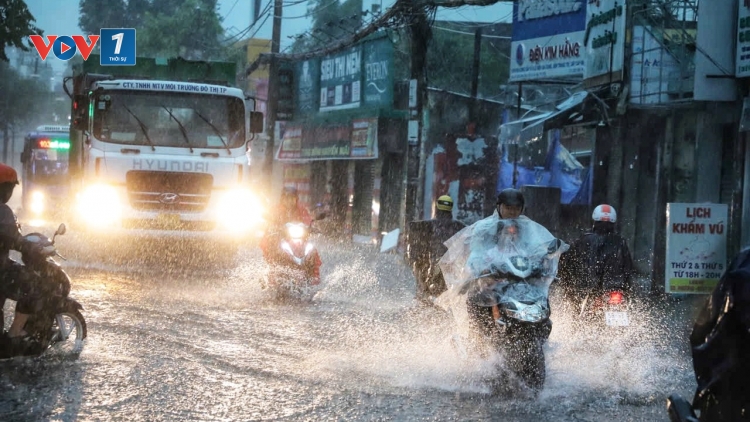 Mưa to kéo dài sáng cuối tuần, nhiều tuyến đường tại TP.HCM ngập sâu