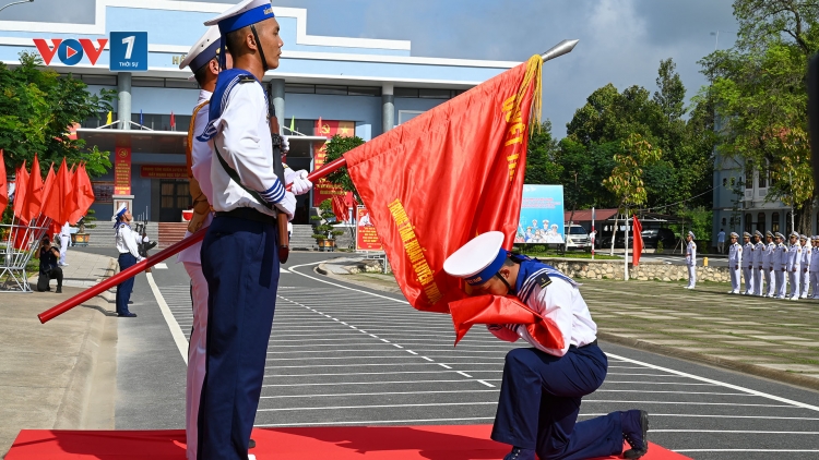 Chiến sĩ mới Vùng 2 Hải quân tuyên thệ dưới Quân kỳ Quyết thắng, sẵn sàng bảo vệ chủ quyền biển đảo