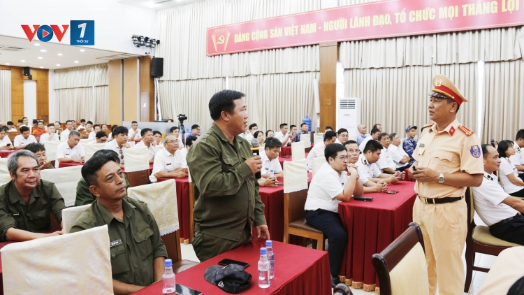 Tuyên truyền pháp luật về an ninh trật tự, an toàn giao thông cho doanh nghiệp vận tải và người lao