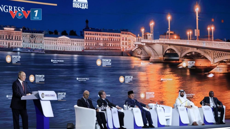 Tổng thống Nga Putin phát biểu tại phiên họp toàn thể Diễn đàn Kinh tế Quốc tế St.Petersburg