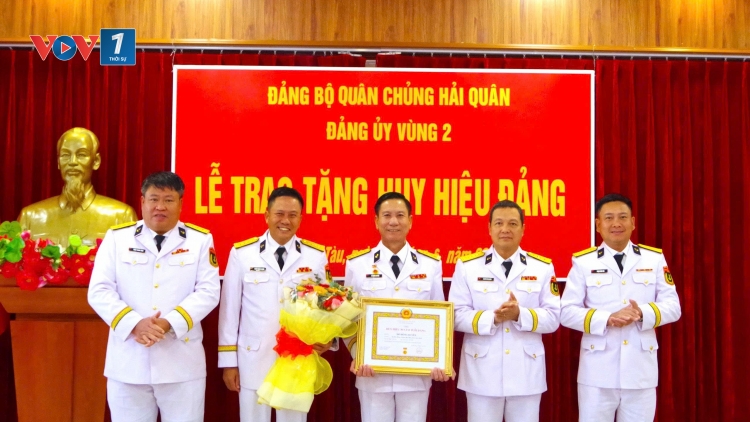 Phó Chính ủy Vùng 2 Hải quân nhận Huy hiệu 30 năm tuổi Đảng 
