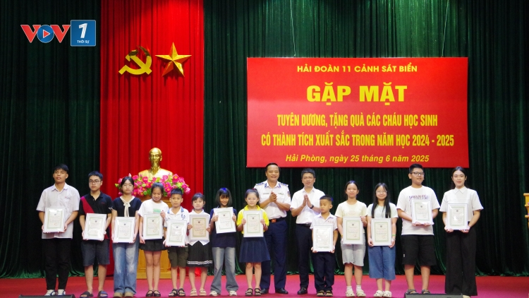 Hải đoàn 11 gặp mặt tuyên dương, tặng quà học sinh có thành tích xuất sắc năm học 2024-2025