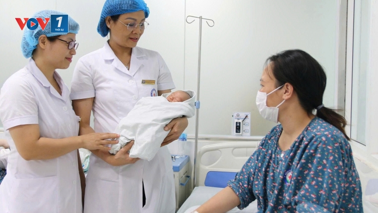 Cứu sống mẹ con sản phụ bị sa dây nhau thai dẫn đến suy thai