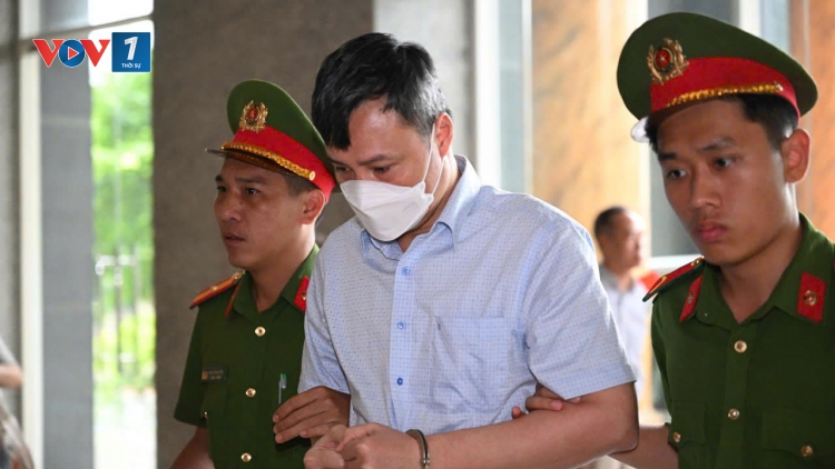 Dẫn giải các bị cáo đến phiên toà phúc thẩm vụ án FLC