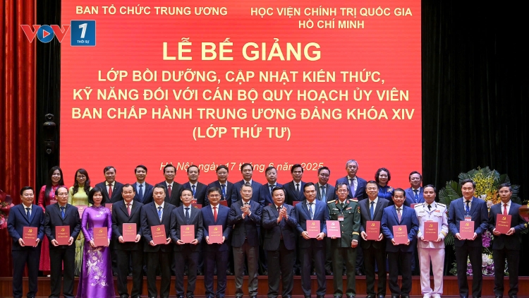 Bế giảng lớp bồi dưỡng cập nhật kiến thức, kỹ năng đối với cán bộ quy hoạch UVBCH TW Đảng khóa XIV