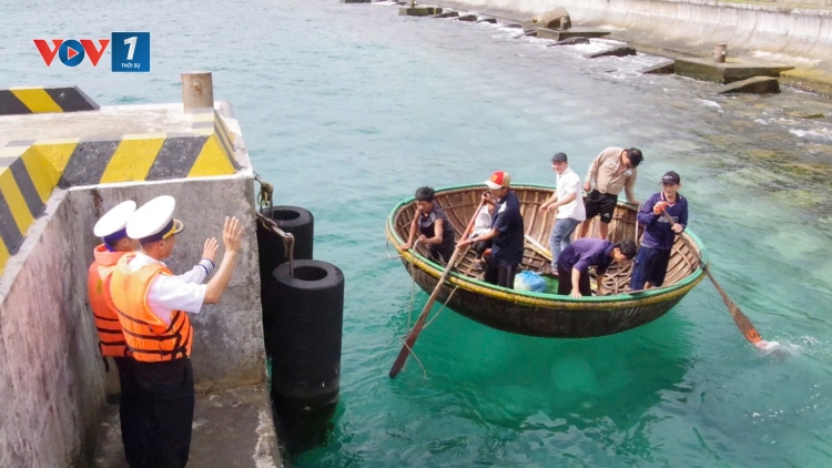 Bệnh nhân điều trị tại đảo Trường Sa đã quay trở lại tàu tiếp tục làm việc