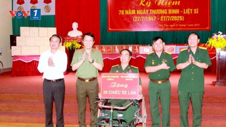 Bộ trưởng Bộ Công an Lương Tam Quang thăm Trung tâm điều dưỡng người có công tỉnh Phú Thọ