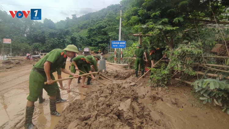Khẩn trương thông đường vào xã duy nhất đang bị cô lập hoàn toàn