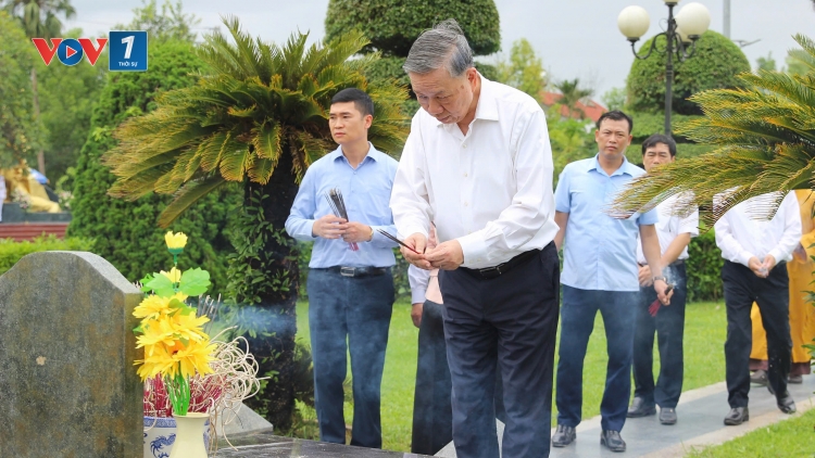 Tổng Bí thư Tô Lâm dâng hương tưởng niệm các Anh hùng, Liệt sĩ tại Điện Biên