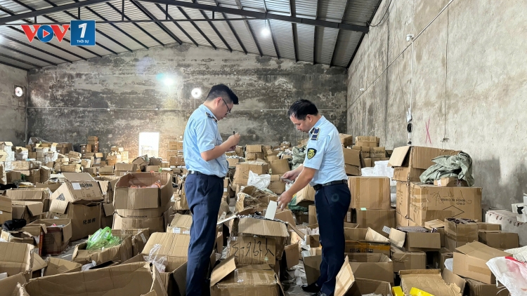 Lực lượng Quản lý thị trường tỉnh Quảng Ninh vừa phát hiện một kho hàng chứa hơn 47.000 sản phẩm vi