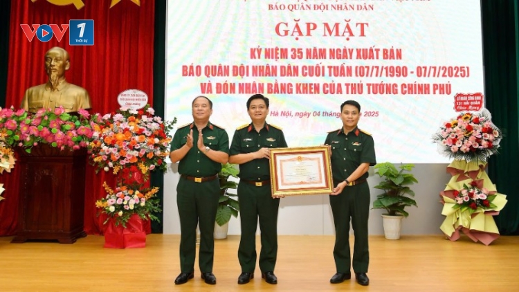 Báo Quân đội nhân dân Cuối tuần đón nhận Bằng khen của Thủ tướng Chính phủ