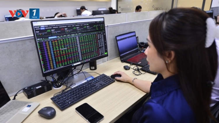Thị trường chứng khoán tiếp đà tăng trưởng, VN-Index vượt mốc 1.530 điểm