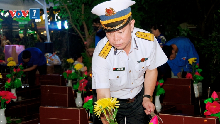 Cán bộ, chiến sĩ Vùng 1 Hải quân thắp nến tri ân các anh hùng, liệt sĩ