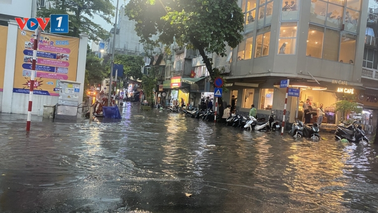 Hà Nội: Mưa dông lớn bất ngờ đổ xuống chiều cuối tuần khiến hàng loạt cây gãy đổ, tuyến phố bị ngập