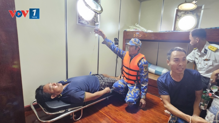 Hải đoàn 129 kịp thời đưa ngư dân bị nạn trên biển về Bệnh xá đảo Trường Sa cấp cứu