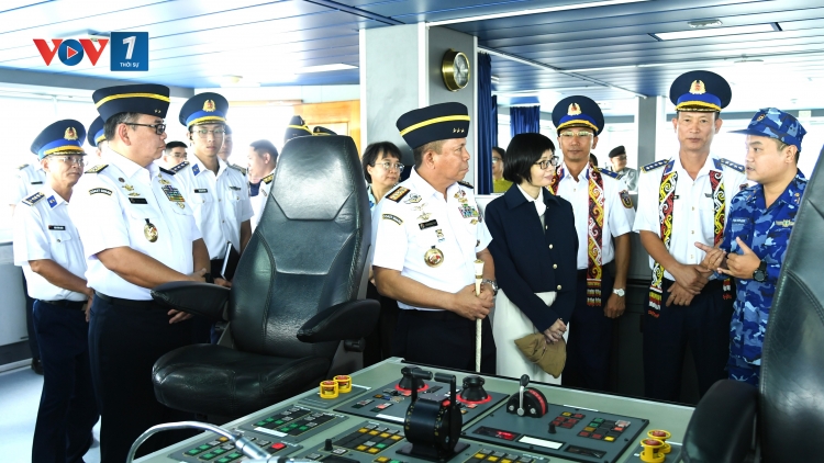 Tàu CSB 8001 cập cảng Jakarta, bắt đầu chuỗi hoạt động giao lưu với Cảnh sát biển Indonesia