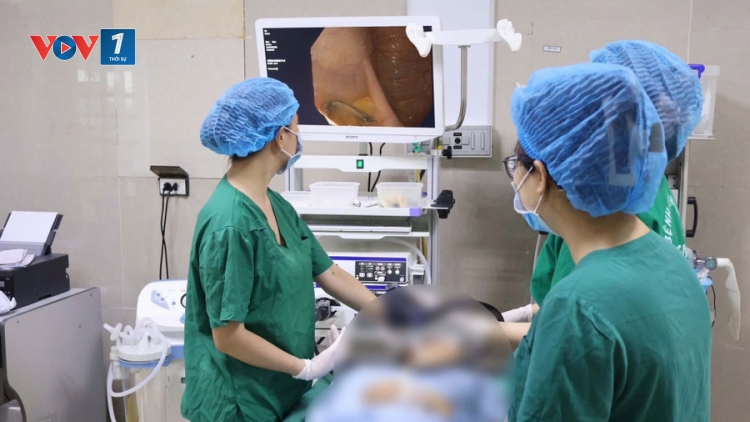 Cứu kịp thời bé 5 tuổi nuốt móc dây chuyền