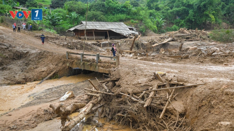 Trưởng bản cứu dân giữa vùng lũ quét