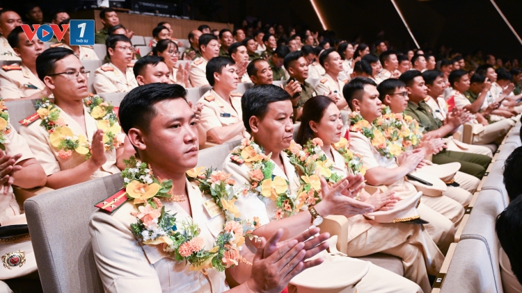 Biến phong trào thành sức mạnh vĩ đại giữ gìn non sông gấm vóc Việt Nam.