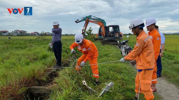 Hà Tĩnh: Phấn đấu đến 15h chiều nay cấp điện trở lại cho toàn bộ xã, phường bị bão số 5 ảnh hưởng