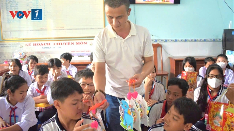 Cà Mau: Đại úy công an thắp sáng ước mơ học trò nghèo