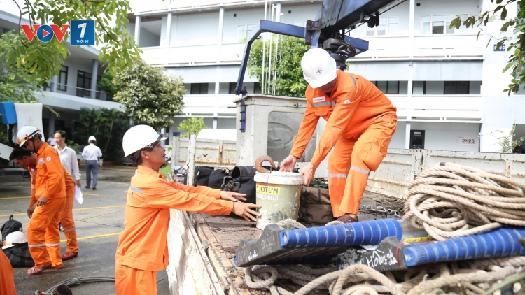 EVNCPC huy động gần 350 nhân lực khẩn trương hỗ trợ Quảng Trị và Hà Tĩnh sau bão số 10 (BUALOI) 