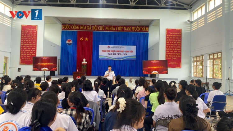 Trung đoàn 196 tuyên truyền biển, đảo cho hơn 600 sinh viên Trường Đại học Phú Yên