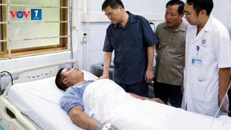 Chủ tịch UBND tỉnh Bùi Văn Khắng thăm, động viên công nhân trong vụ tai nạn lao động ngành than