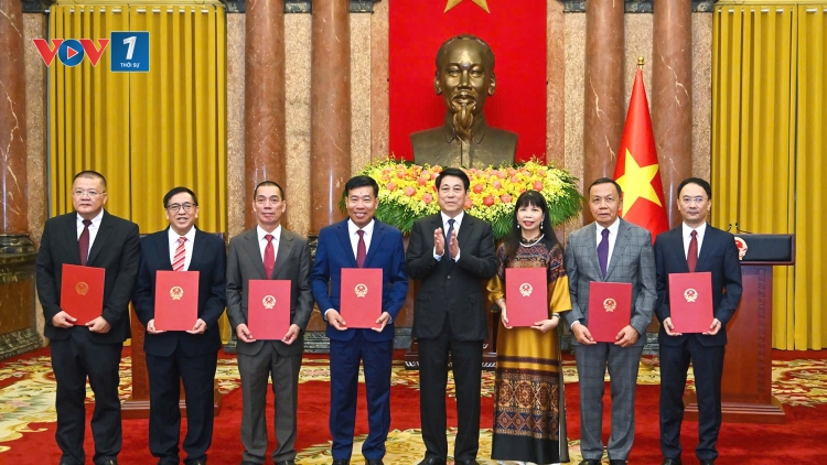 Thời sự 12h 10/10/2025: Chủ tịch nước Lương Cường trao quyết định phong hàm Đại sứ