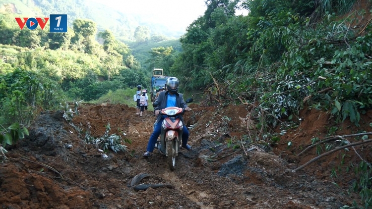 Vượt núi đưa học sinh xuống trường tránh bão