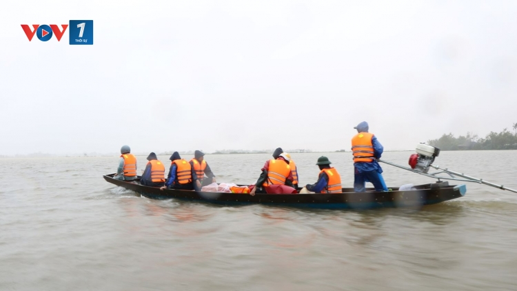 Đảm bảo an toàn cho bà con vùng ngập lụt chia cắt ở thành phố Huế