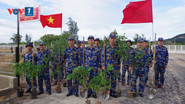 Trung đoàn Ra đa 451 trồng cây xanh chào mừng Kỷ niệm 50 năm Ngày truyền thống Vùng 4 Hải quân