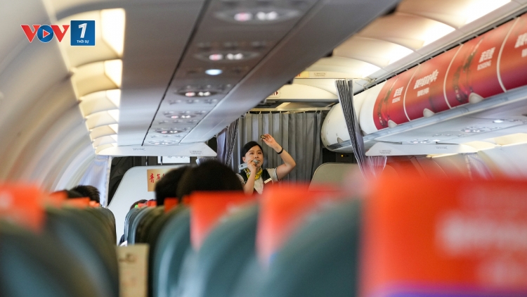 Hãng hàng không Trung Quốc tuyển tiếp viên đã kết hôn và sinh con gây xôn xao dư luận