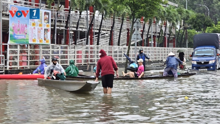 Huế mưa lũ diễn biến phức tạp: Các lực lượng nỗ lực giúp dân ứng phó 