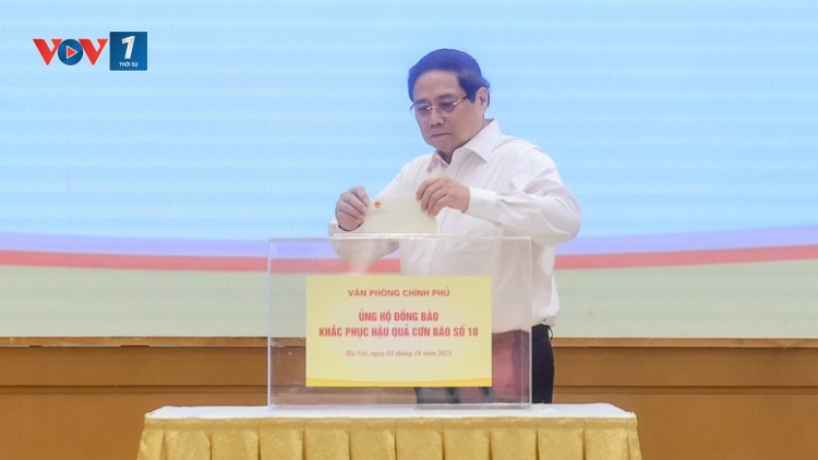 Thủ tướng Phạm Minh Chính cùng tập thể Văn phòng Chính phủ ủng hộ đồng bào khắc phục cơn bão số 10