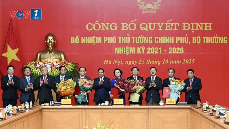 Thủ tướng trao quyết định bổ nhiệm 2 Phó Thủ tướng và 3 Bộ trưởng