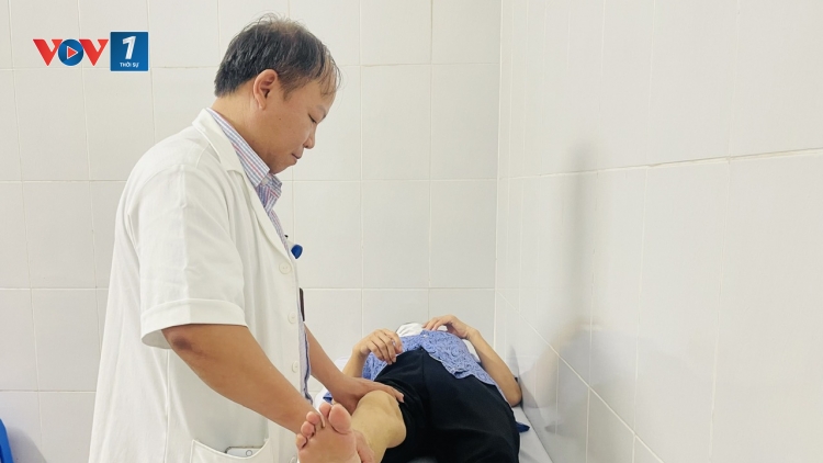 Người thầy thuốc hết lòng vì người bệnh  