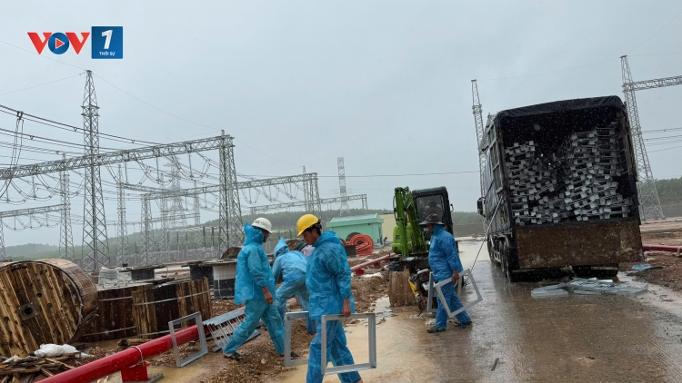 "Vượt bão, thắng mưa” trên công trường Trạm biến áp 500kV Quảng Trị