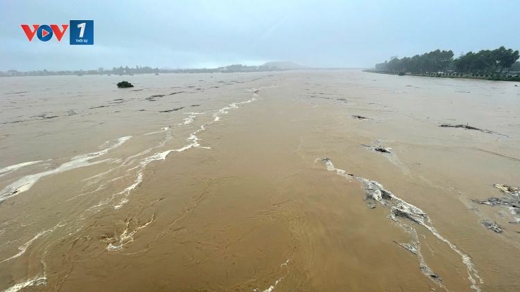 Thời tiết ngày 30/10: Mưa lớn ở miền Trung, miền Bắc lạnh về đêm