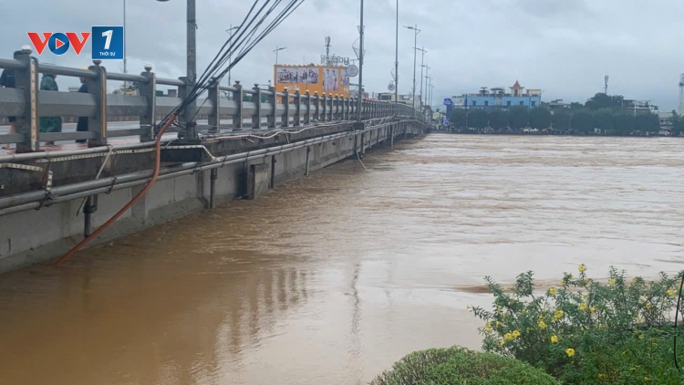 Quảng Ngãi: Nước lũ chạm dầm cầu Châu Ổ trên Quốc lộ 1A, nguy cơ mất an toàn công trình