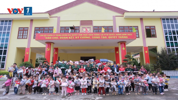 Tình người trong cơn lũ dữ