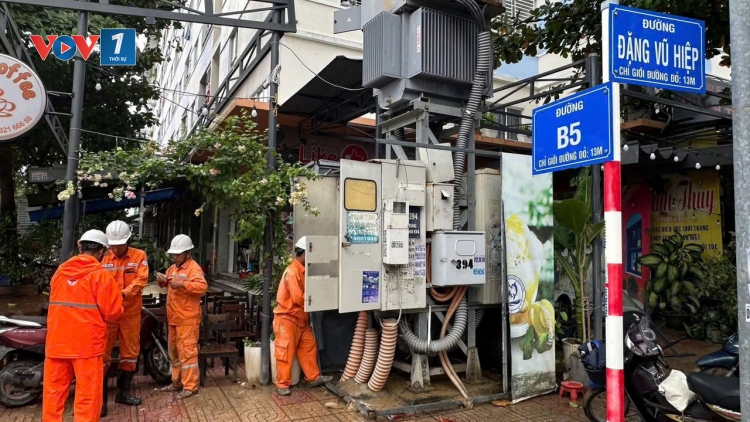 Hơn 1 triệu khách hàng đã được cấp điện trở lại sau ngập lụt tại miền Trung – Tây Nguyên