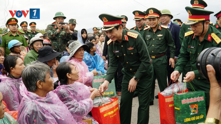 Đại tướng Phan Văn Giang thăm và hỗ trợ bà con vùng lũ lụt ở Gia Lai