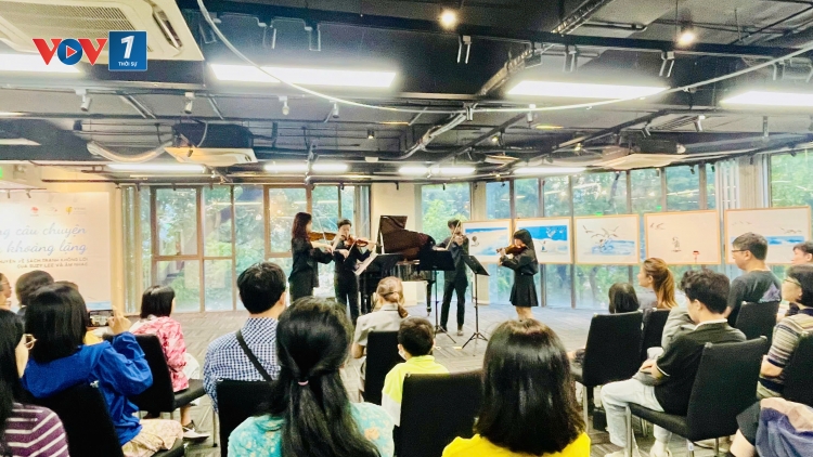 Những câu chuyện bên kia khoảng lặng